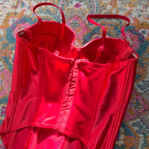 red corset - Picture 4 of 5